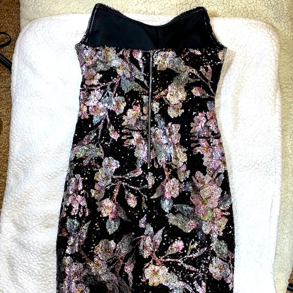 STUNNING DRESS - Picture 5 of 7